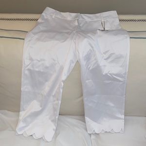 NWT  Zac & Rachel White Scallop hem capris Size 12